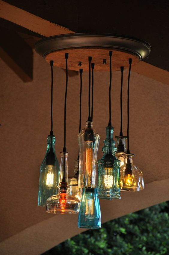 Chỉ cần cắt đáy và lồng bóng đèn vào trong là bạn đã hoàn thành xong chiếc đèn khá phong cách. Ảnh: etsy.com.