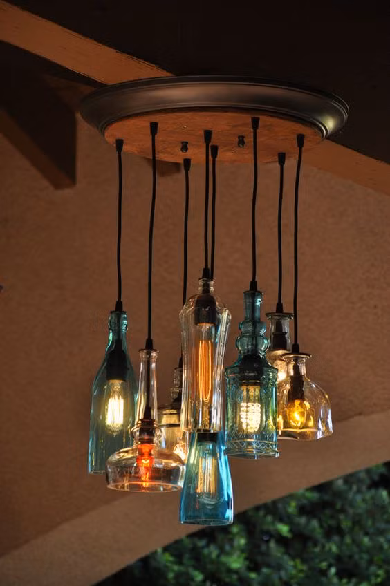 Chỉ cần cắt đáy và lồng bóng đèn vào trong là bạn đã hoàn thành xong chiếc đèn khá phong cách. Ảnh: etsy.com.