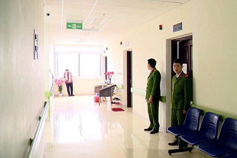 Hai chiến sĩ được phân công bảo vệ các bác sĩ.