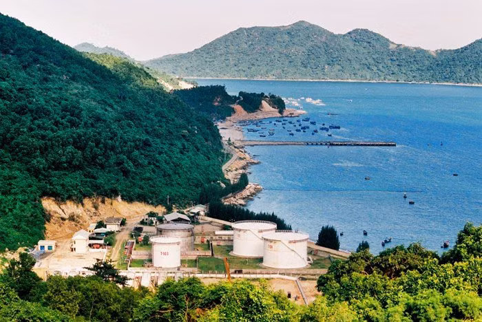 Dự án có diện tích đất sử dụng 538 ha, trong đó, 404 ha để xây dựng nhà máy và 134 ha (chưa tính tới phần diện tích lấn biển) để xây dựng cảng Bãi Gốc. Ngoài ra, dự án còn được phê duyệt sử dụng 500 - 1.300 ha diện tích mặt nước. Ảnh: VNF.