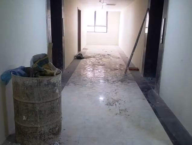 Nguyên nhân chậm tiến độ là do: "nguồn vốn từ phía ngân hàng khó khăn, suốt hai năm 2011-2012, dự án phải tạm dừng thi công. Đến đầu năm 2013, chúng tôi mới được một ngân hàng đồng ý cho vay vốn nhưng lại giải ngân theo tiến độ nên từ đó đến nay, công trình luôn chậm tiến độ do không có nguồn tài chính ổn định", ông Nguyễn Trọng Khánh, Phó TGĐ Công ty CP Bất động sản Thăng Long thừa nhận trên báo Giao thông. Ảnh: baotainguyenmoitruong.vn.