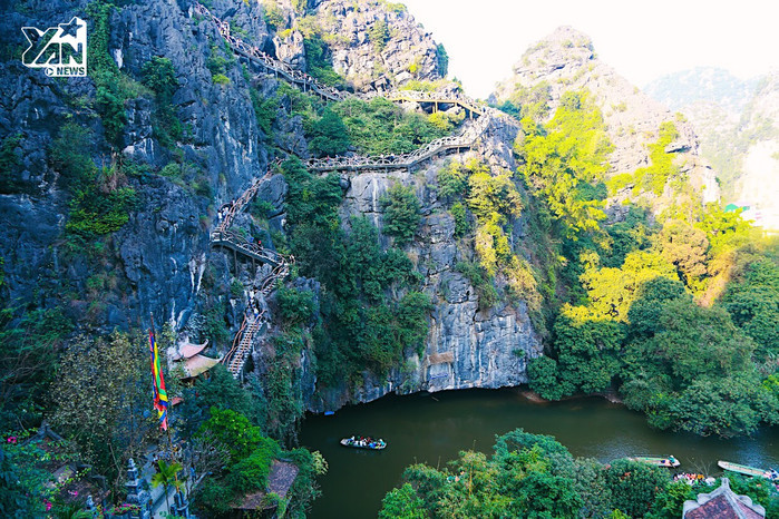 Hiện, căn cứ quy định pháp luật, đoàn Thanh tra Bộ VHTT&DL đã yêu cầu Sở Du lịch Ninh Bình khẩn trương báo cáo UBND tỉnh, gửi các địa phương có di tích nằm trên tháo dỡ khẩn trương công trình trái phép, trả lại nguyên trạng cho khu vực núi Cái Hạ. Riêng tỉnh Ninh Bình cũng sẽ có cuộc họp về vấn đề xử phạt sai phạm của các bên liên quan. Ảnh: Hòa Bình. Hiện, căn cứ quy định pháp luật, đoàn Thanh tra Bộ VHTT&DL đã yêu cầu Sở Du lịch Ninh Bình khẩn trương báo cáo UBND tỉnh, gửi các địa phương có di tích nằm trên tháo dỡ khẩn trương công trình trái phép, trả lại nguyên trạng cho khu vực núi Cái Hạ. Riêng tỉnh Ninh Bình cũng sẽ có cuộc họp về vấn đề xử phạt sai phạm của các bên liên quan. Ảnh: Hòa Bình.