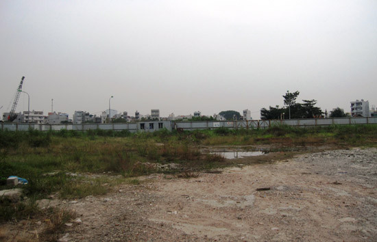 Tháng 7/2011, siêu dự án này được “tái khởi công” rầm rộ, một lần nữa giới đầu tư và dư luận lại đặt kỳ vọng vào một khu đô thị quốc tế với những căn hộ tiêu chuẩn Hàn Quốc sẽ được hình thành trong tương lai gần, thế nhưng, kể từ đó đến tháng 1/2016, theo ghi nhận của Báo đầu tư dự án gần như bất động và không có hạng mục đáng kể nào được thi công xây dựng hoàn thiện. Ảnh: Báo Đầu tư.