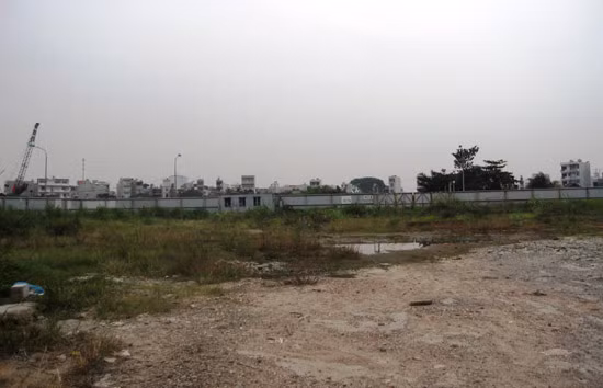 Tháng 7/2011, siêu dự án này được “tái khởi công” rầm rộ, một lần nữa giới đầu tư và dư luận lại đặt kỳ vọng vào một khu đô thị quốc tế với những căn hộ tiêu chuẩn Hàn Quốc sẽ được hình thành trong tương lai gần, thế nhưng, kể từ đó đến tháng 1/2016, theo ghi nhận của Báo đầu tư dự án gần như bất động và không có hạng mục đáng kể nào được thi công xây dựng hoàn thiện. Ảnh: Báo Đầu tư.