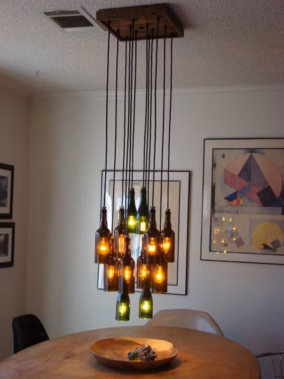 Bạn có thể treo những chiếc đèn trang trí ở vị trí cao hay thấp tùy chọn, nhưng tốt nhất là nên để chúng so le với nhau. Ảnh: etsy.com.