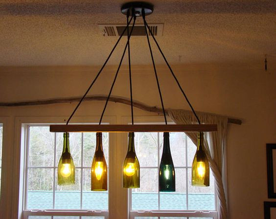 Kiểu đèn chùm dài như thế này sẽ phù hợp bàn ăn dáng hình chữ nhật. Ảnh: etsy.com.