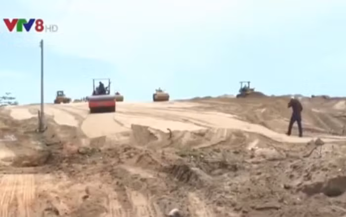 Dự kiến nhà máy lọc dầu đi vào hoạt động trong quý 1/2019. Tuy nhiên, cho đến nay nhà đầu tư chỉ mới thực hiện xong các bước đo đạc địa chính, khảo sát địa hình, địa chất, thủy văn, thỏa thuận thông số quy hoạch. Ảnh: VTV.VN.