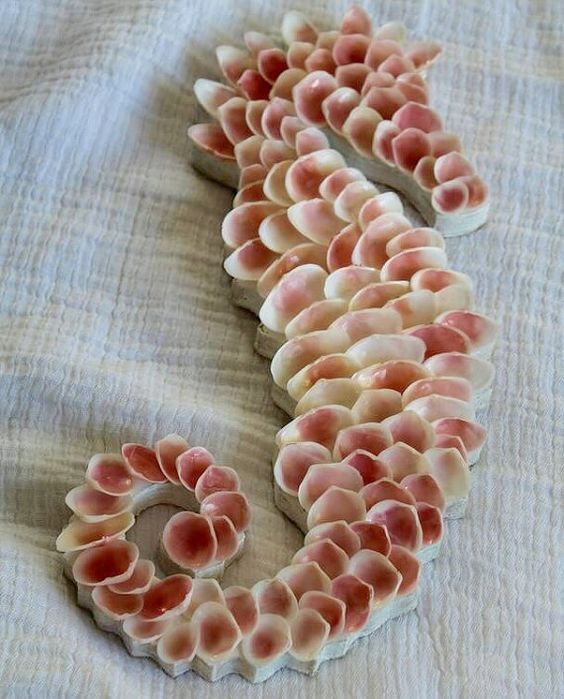 Hoặc "hô biến" thành tranh trang trí nhà hình chú cá ngựa. Ảnh: etsy.com.