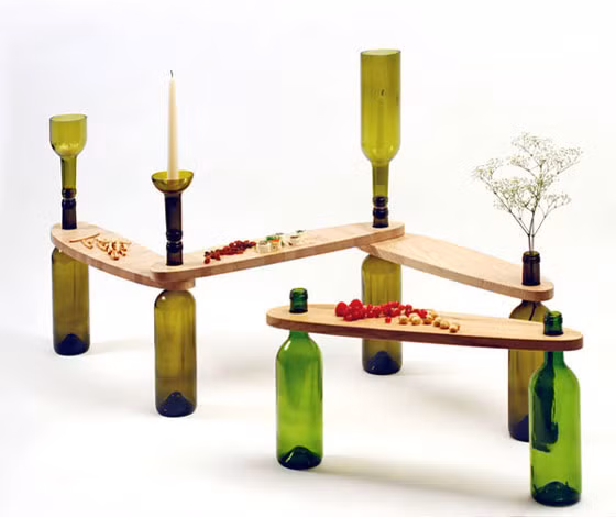 Sau đó tùy vào chiều rộng chiếc bàn mà họ nhiều hay ít chân bàn được tạo bằng các chau thủy tinh khác nhau. Ảnh: yandex.ru.