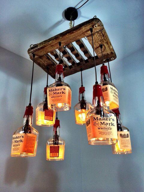 Chiếc đèn chùm được tái chế từ vỏ chai tạo điểm nhấn mới lạ cho căn phòng. Ảnh: Jason Hann.