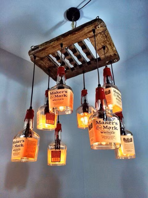 Chiếc đèn chùm được tái chế từ vỏ chai tạo điểm nhấn mới lạ cho căn phòng. Ảnh: Jason Hann.