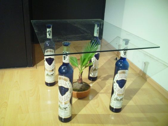 Một chiếc bàn uống nước vô cùng đơn giản mà không kém phần lịch sự với tấm kính và 4 vỏ chai rượu tây. Ảnh: Internet.