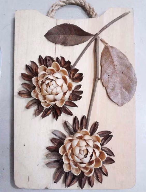 Lạ mắt với những bông hoa hạt dẻ gắn vào chiếc thớt gỗ. Ảnh: mysimplemindedlife.com.