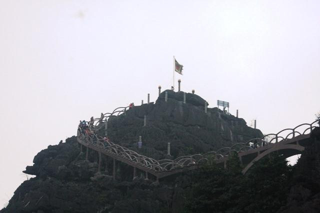 Cụ thể theo Tiền Phong, kết quả kiểm tra của Sở du lịch Ninh Bình cho biết, khoảng tháng 8/2017, ông Nguyễn Văn Son – Giám đốc Công ty CP Du lịch Tràng An đã tự ý đầu tư mở điểm du lịch và đặt tên là “Tràng An Cổ” tại thôn Trường An xã Trường Yên, Hoa Lư, Ninh Bình. Ảnh: N.T/Lao động. Cụ thể theo Tiền Phong, kết quả kiểm tra của Sở du lịch Ninh Bình cho biết, khoảng tháng 8/2017, ông Nguyễn Văn Son – Giám đốc Công ty CP Du lịch Tràng An đã tự ý đầu tư mở điểm du lịch và đặt tên là “Tràng An Cổ” tại thôn Trường An xã Trường Yên, Hoa Lư, Ninh Bình. Ảnh: N.T/Lao động.