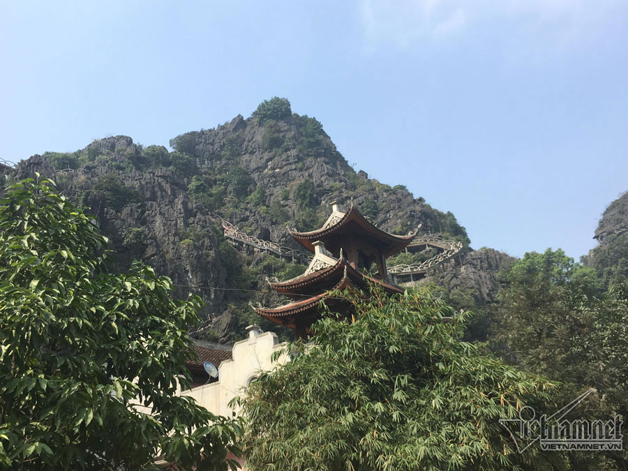 Nằm cách Khu danh thắng Tràng An chừng 2km, đây là một danh thắng mang trong mình nhiều dấu ấn lịch sử, văn hóa ở Cố đô, gắn liền với quá trình dựng nước và giữ nước của vua Đinh Bộ Lĩnh. Ảnh: Vietnamnet. Nằm cách Khu danh thắng Tràng An chừng 2km, đây là một danh thắng mang trong mình nhiều dấu ấn lịch sử, văn hóa ở Cố đô, gắn liền với quá trình dựng nước và giữ nước của vua Đinh Bộ Lĩnh. Ảnh: Vietnamnet.