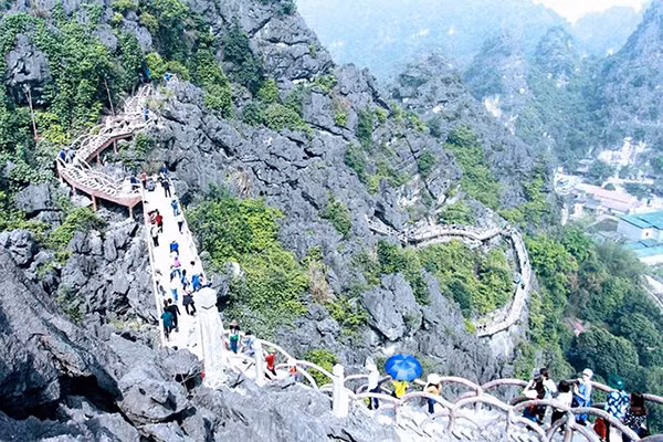 Sau đó, ông Son đã có hành vi tự khoan núi Cái Hạ dựng cột bê tông. Ảnh: Minh Đức/Tiền Phong.