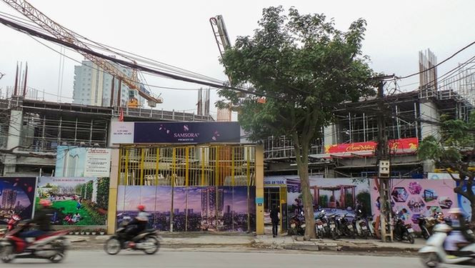  4. Chung cư Samsora Premier Dự án chung cư Samsora Premier - 105 nằm trên đường Chu Văn An (quận Hà Đông), nhánh nối với QL6A trong quá trình thi công đã gây hư hỏng vỉa hè vừa lát bằng đá tự nhiên. Ảnh: Tiền Phong.