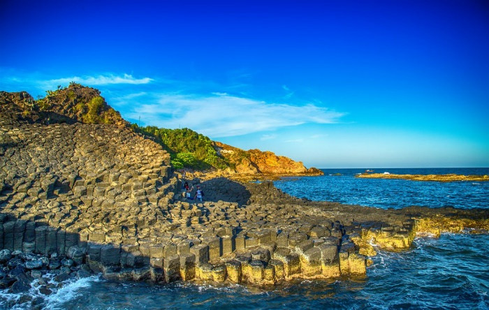  7. Phú YênĐịa điểm du lịch 8/3 được nhiều nàng yêu thích nhất là vùng đất “Hoa vàng cỏ xanh” Phú Yên với những danh thắng: Ghềnh đá đĩa, Bãi xép, tháp Nhạn, nhà thờ Mằng Lăng... Vì thế, đây là món quà 8/3 lý tưởng. Nhiều tour du lịch Hà Nội - Phú Yên - Tuy Hòa 3 ngày 2 đêm đang được mở bán giá 1.750.000 đồng/người. Ảnh: Ngọc Duy.