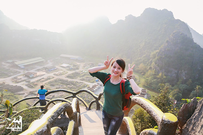 Sự việc này sớm được phát hiện. Sở Du lịch Ninh Bình cùng các cơ quan chức năng tại địa phương đã liên tiếp lập 5 lần biên bản và gửi công văn (trong các tháng 9, 10, 11 năm 2017) yêu cầu phía đầu tư chấm dứt các sai phạm này để hoàn trả cảnh quan cho Di sản. Ảnh: Hòa Bình. Sự việc này sớm được phát hiện. Sở Du lịch Ninh Bình cùng các cơ quan chức năng tại địa phương đã liên tiếp lập 5 lần biên bản và gửi công văn (trong các tháng 9, 10, 11 năm 2017) yêu cầu phía đầu tư chấm dứt các sai phạm này để hoàn trả cảnh quan cho Di sản. Ảnh: Hòa Bình.