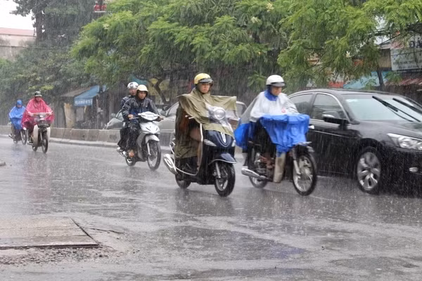 Tối nay, Hà Nội có mưa rào và dông, cần đề phòng tố lốc và gió giật mạnh