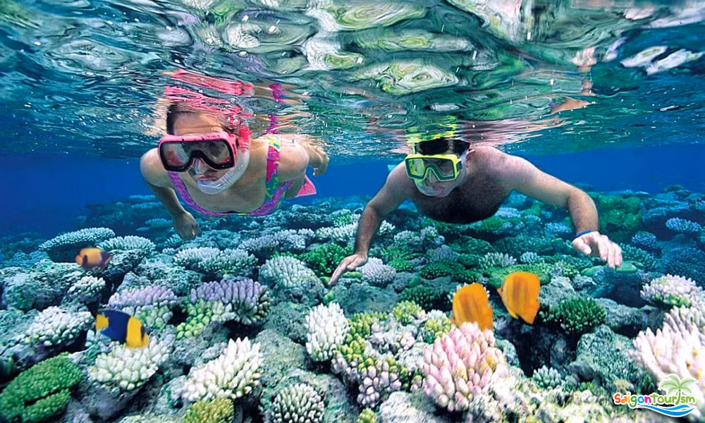  8. Phú Quốc Phú Quốc cũng là một trong những lựa chọn của nhiều du khách nam dành cho "một nửa thế giới" của mình dù giá tour này khá "chát", thấp nhất từ trên 3 triệu đồng/người. Tuy nhiên, với những người có điều kiện thì đây là món quà lý tưởng nhất để tặng vợ hoặc bạn gái. Ảnh: OtoPhuQuoc.