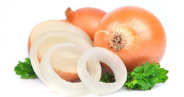 Hành tây được xem như vị cứu tinh cho các chị em sau những kì mụn ghé thăm.