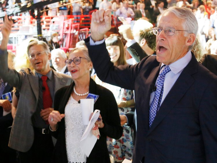 Jim Walton, Alice Walton và Rob Walton tại cuộc họp cổ đông thường niên của Walmart ở Fayetteville, Arkansas