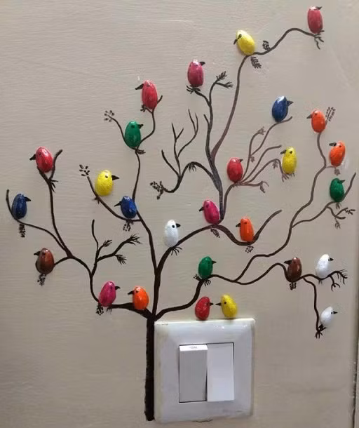 Bức tường đơn sắc và nhàm chán nhà bạn sẽ lập tức sáng bừng nhờ những chiếc vỏ hạt dẻ cười tưởng chừng chẳng thể sử dụng được nữa. Ảnh: article.tebyan.net.