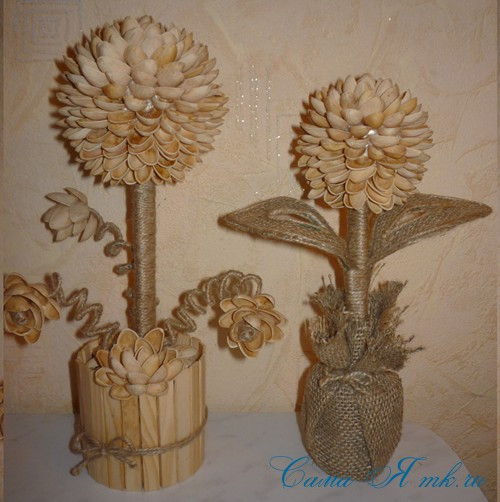 Các bạn cũng có thể tự tay làm bình hoa khô trang trí phòng khách bằng cách gắn những bông hoa vừa tạo được lên chai nhựa cũ như thế này. Ảnh: nazak.ir.