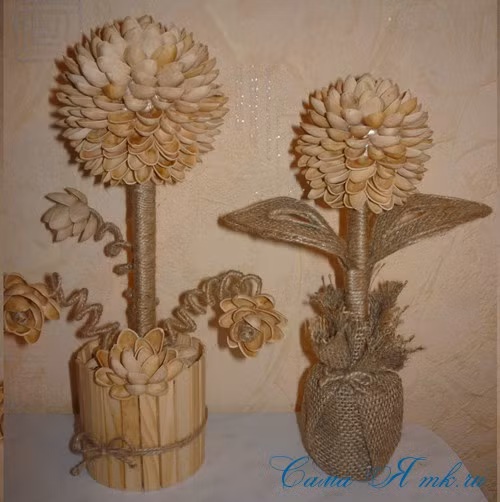 Các bạn cũng có thể tự tay làm bình hoa khô trang trí phòng khách bằng cách gắn những bông hoa vừa tạo được lên chai nhựa cũ như thế này. Ảnh: nazak.ir.