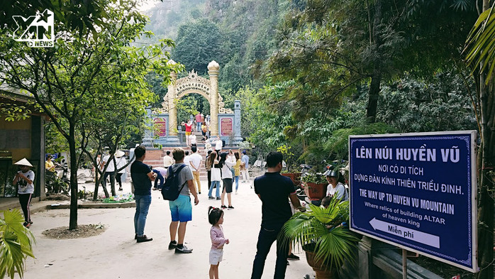 Bên cạnh đó, doanh nghiệp còn xây dựng nhiều công trình phụ trợ, công trình vệ sinh công cộng, xâm hại nghiêm trọng tới quần thể di tích. Ảnh: Hòa Bình. Bên cạnh đó, doanh nghiệp còn xây dựng nhiều công trình phụ trợ, công trình vệ sinh công cộng, xâm hại nghiêm trọng tới quần thể di tích. Ảnh: Hòa Bình.