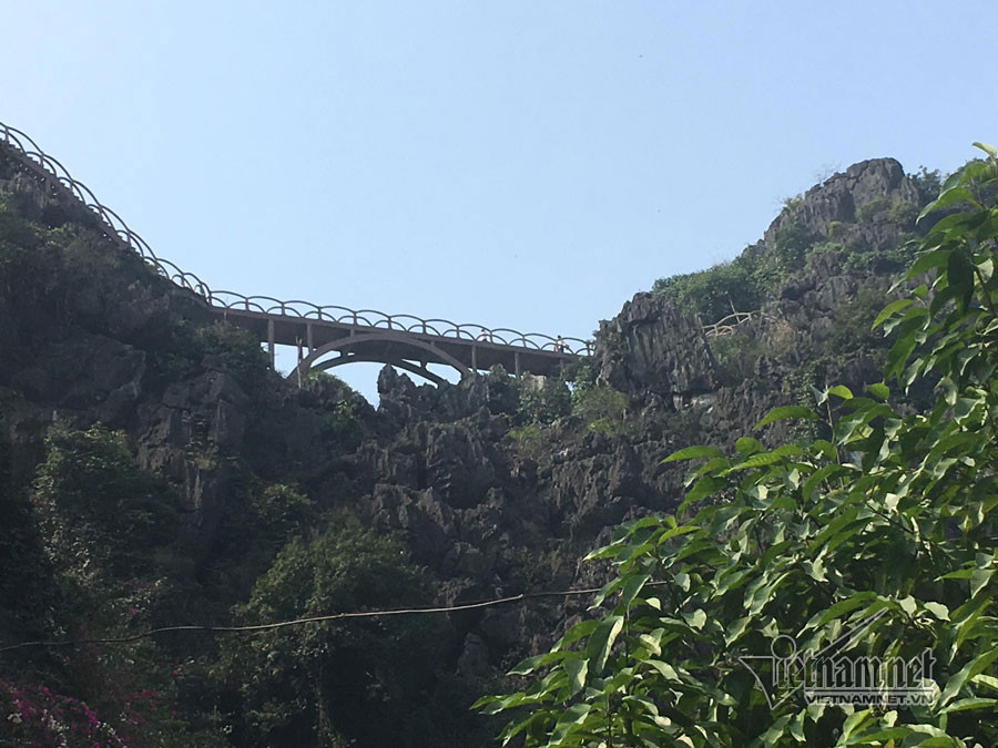 Tuy nhiên, trong nhiều tháng trở lại đây, khu du lịch sinh thái Tràng An nằm trong Quần thể di sản thế giới Tràng An, đã bị xâm phạm bởi một công trình “khủng”, xây dựng không phép. Ảnh: Vietnamnet. Tuy nhiên, trong nhiều tháng trở lại đây, khu du lịch sinh thái Tràng An nằm trong Quần thể di sản thế giới Tràng An, đã bị xâm phạm bởi một công trình “khủng”, xây dựng không phép. Ảnh: Vietnamnet.