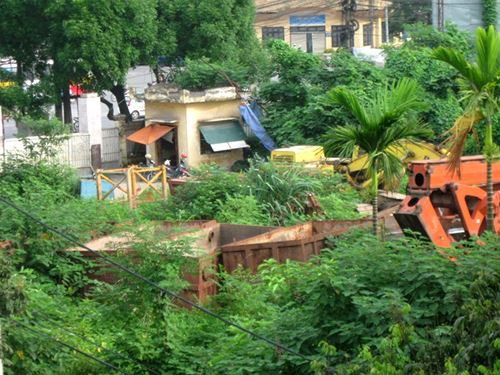 Theo kế hoạch, dự án khởi công vào tháng 7/2008 và hoàn thành vào quý 4 của năm 2010 để chào mừng Đại lễ kỷ niệm 1000 năm Thăng Long, Hà Nội. Thế nhưng, kể từ khi dự án được chấp thuận đầu tư năm 2006 đến tháng 9/2017 (theo khảo sát của báo thương gia online) vẫn còn nằm trên giấy. Khu đất thuộc dự án vẫn được quây tôn kín, bên trong cây cỏ mọc um tùm cùng đống máy móc đã hoen gỉ... Ảnh: GDVN.