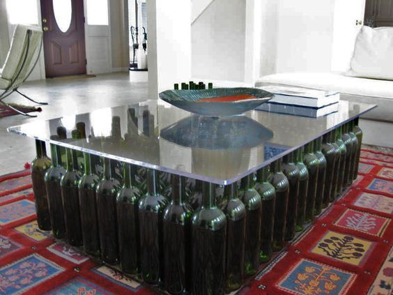 Có rất nhiều kiểu bàn được biến tấu từ chai thủy tinh có thể bạn không biết. Ảnh: Internet.