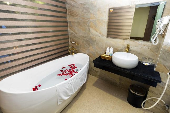 Còn loại phòng cao cấp rộng 65m2, view trực diện biển có giá 3 triệu đồng... Ảnh: fantasea.vn.