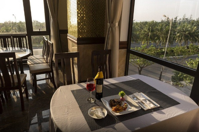 Khách sạn này có 3 nhà hàng ăn Âu Á tại tầng trệt, tầng 3 và tầng 18... Ảnh: expedia.co.in.