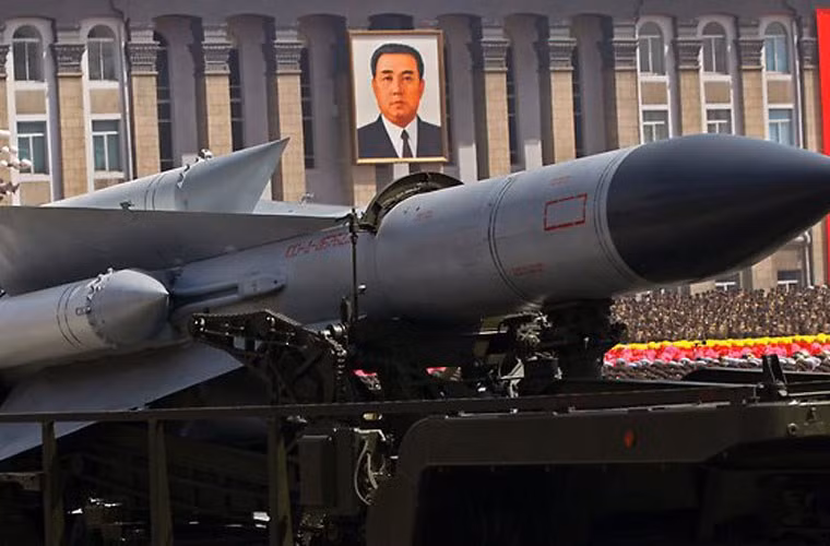 Cuối cùng là “át chủ bài” trong mạng lưới phòng không tầm cao, đồng thời cũng là vũ khí thừa sức tiêu diệt B-52 của Triều Tiên, hệ thống tên lửa S-200. Hiện, Triều Tiên được cho là sở hữu khoảng 4-6 tiểu đoàn S-200 bố trí gần khu phi quân sự (DMZ) và mở rộng về phía Bắc bao bọc thủ đô Bình Nhưỡng. Trong ảnh là xe chở đạn S-200 trong cuộc duyệt binh của Quân đội Triều Tiên.