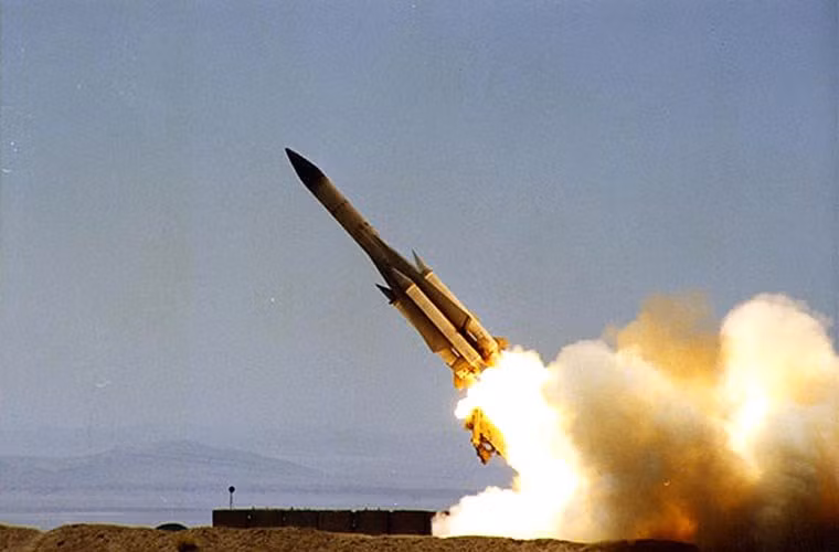 Hệ thống tên lửa phòng không S-200 có khả năng tiêu diệt mục tiêu ở tầm 160-300km (tùy từng biến thể), độ cao 40km. So với S-75, S-125, S-200 hiện đại hơn, chính xác hơn với đầu tự dẫn radar chủ động ở pha cuối. Có thể nói, S-200 không chỉ là vũ khí chống B-52 mà là loại tên lửa dùng để đối đầu với mọi máy bay chiến lược của Mỹ nếu chúng được điều tới Hàn Quốc. Ảnh minh họa