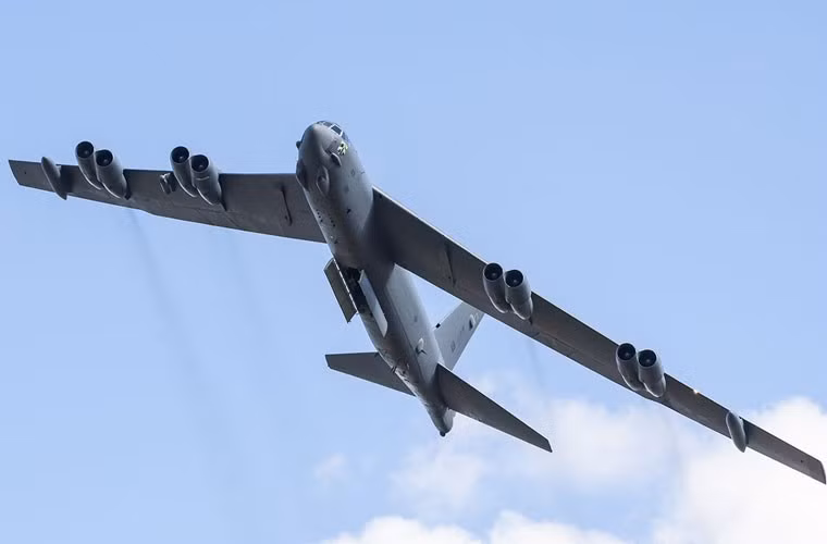 Với khả năng mang tới 31,5 tấn bom thông thường, tên lửa, bom hạt nhân. Kể từ khi đưa vào hoạt động, máy bay ném bom B-52 đã thực hiện nhiều cuộc tấn công hủy diệt tàn bạo ở khắp nơi trên thế giới (trong đó có cuộc chiến ở Việt Nam). Vậy, trong trường hợp xung đột xảy ra, Triều Tiên có loại vũ khí nào để khắc chế loại máy bay đáng sợ này?