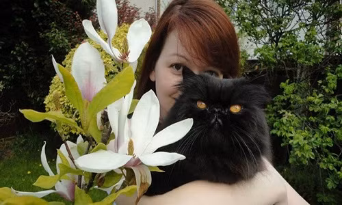 Cô Yulia Skripal cùng một chú mèo. Ảnh: Vk