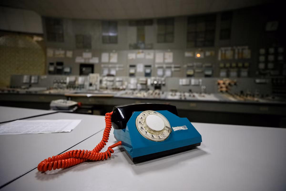 Một chiếc điện thoại cũ bên trong nhà máy Chernobyl sau hơn 3 thập kỷ bị bỏ hoang.