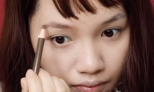 Lông mày hình chữ V ngược chính là nét quý tướng hiếm phụ nữ nào có được - Ảnh minh họa: Internet