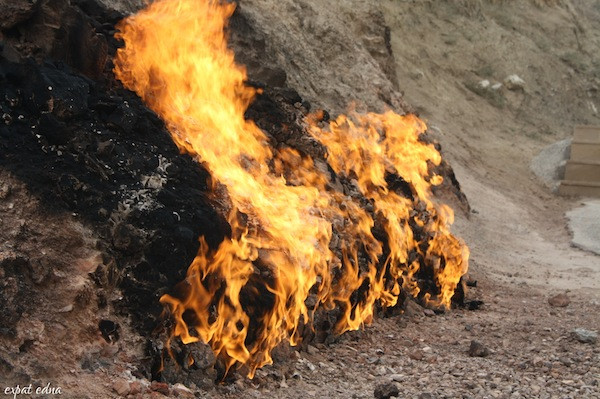 Người dân bản địa tin rằng, nước suối ở nơi đây có thể chữa bệnh tật. Thậm chí, họ còn cho rằng, núi Yanar Dag vô cùng linh thiêng.