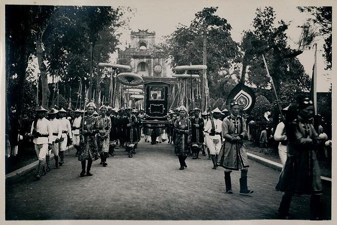 Kiệu vua được 6 – 8 người khiêng, che hai chiếc tán lớn, một vị đại thần đi phò giá, hai hàng võ quan đi sát hai bên