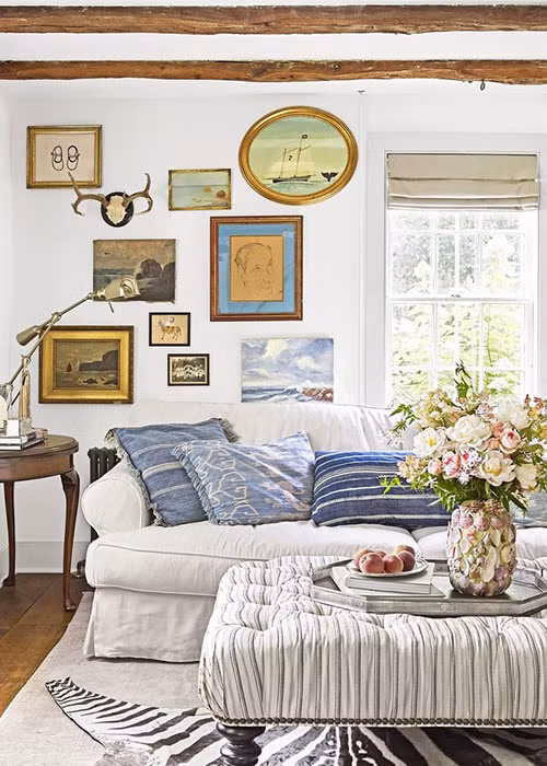 Căn phòng khách vuông vắn với tông màu sáng làm chủ đạo.Jennifer sử dụng không gian trên tường trong nhà để treo những bức tranh mà cô yêu thích. Chiếc ghế sofa màu trắng có sự tương phản nhất định với những chiếc gối màu xanh nước biển. Phòng khách trong ngôi nhà là nơi để gia đình Jennifer cùng sum vầy, trò chuyện và nghỉ ngơi trong những ngày cuối tuần. Căn phòng khách vuông vắn với tông màu sáng làm chủ đạo.Jennifer sử dụng không gian trên tường trong nhà để treo những bức tranh mà cô yêu thích. Chiếc ghế sofa màu trắng có sự tương phản nhất định với những chiếc gối màu xanh nước biển. Phòng khách trong ngôi nhà là nơi để gia đình Jennifer cùng sum vầy, trò chuyện và nghỉ ngơi trong những ngày cuối tuần.