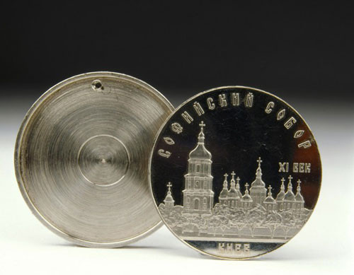 Từ đầu những năm 1950, các điệp viên Liên Xô sử dụng những đồng xu đặc biệt để cất giấu tài liệu mật.