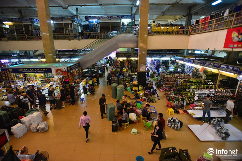 Năm 1995, chợ Đồng Xuân được xây dựng lại với số vốn đầu tư 68 tỉ đồng với 3 tầng có tổng diện tích mặt bằng gần 14.000m² và khoảng 2000 gian hàng kinh doanh. Chợ Đồng Xuân hiện nay có khu giao dịch, bán hàng, có nhiều cầu thang, lối đi thoáng đãng với ba lối vào phía trước, 3 lối vào phía sau, 2 lối vào phía hông, 2 cầu thang ngoài trời lên chợ Đồng Xuân - Bắc Qua, 5 cầu thang lên các tầng trên và một hệ thống thang máy hiện đại.