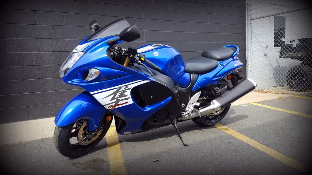 9. Suzuki Hayabusa: 99% khả năng Suzuki sẽ thay thế Hayabusa hiện tại bằng thế hệ mới hơn. Phiên bản mới sẽ được trang bị nhiều công nghệ hiện đại như kiểm soát bám đường, kiểm soát động cơ, hệ thống bướm ga điện tử thông minh, hệ thống hỗ trợ vòng quay RPM... Thế hệ Hayabusa 2019 là bản kỷ niệm 20 năm của dòng xe này. Nhưng những ai đặc biệt yêu thích "đứa con của thần gió" hiên tại thì nên nhanh tay sở hữu một chiếc trước khi mẫu xe này bị khai tử để dọn đường cho thế hệ 2019.