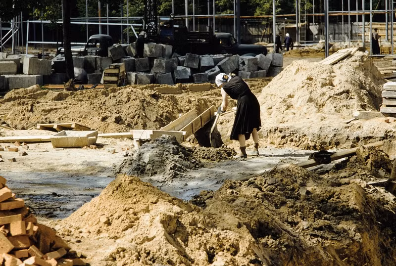 Những bóng hồng Liên Xô làm việc chăm chỉ, đầy nhiệt huyết không kém cánh mày râu.