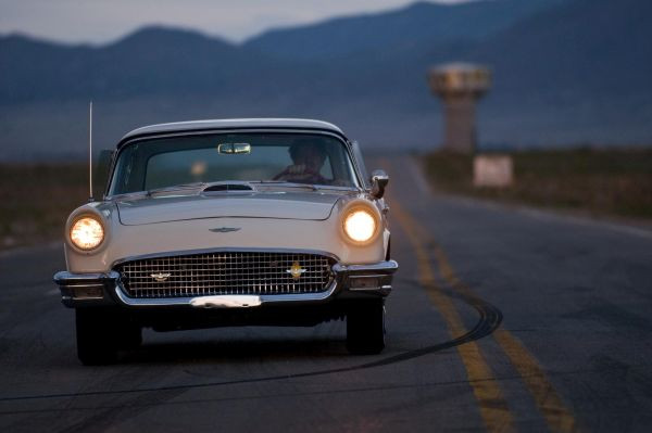 Tại Thụy Sỹ, lái xe phải bật đèn pha khi lái xe suốt 24 giờ trong ngày. Điều luật khó tin này cũng được áp dụng cả trong tháng 6 khi một số vùng ở quốc gia này mặt trời không lặn.